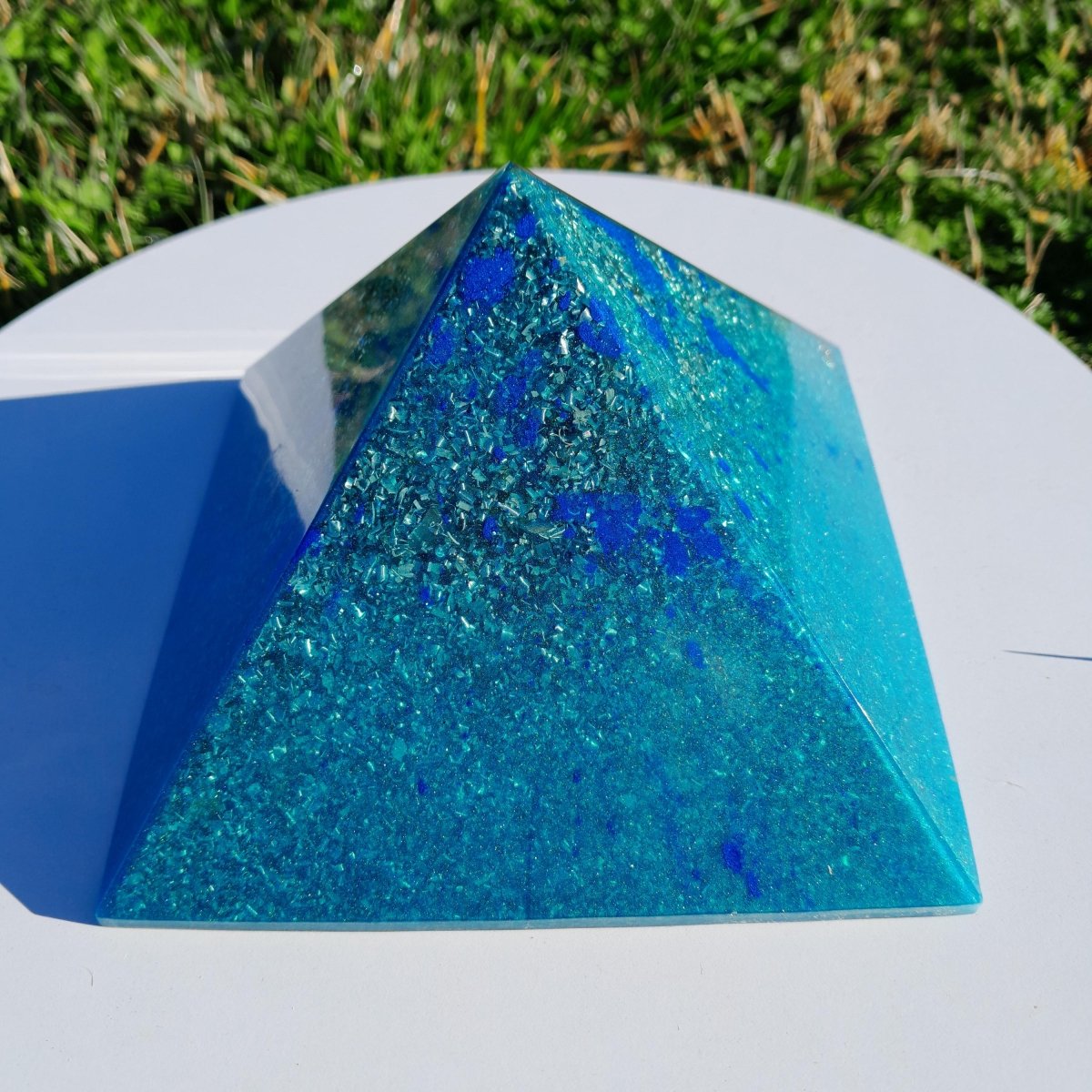 Pirámide Orgonita con Aguas Azules– 140mm - Mundo Orgon LTD