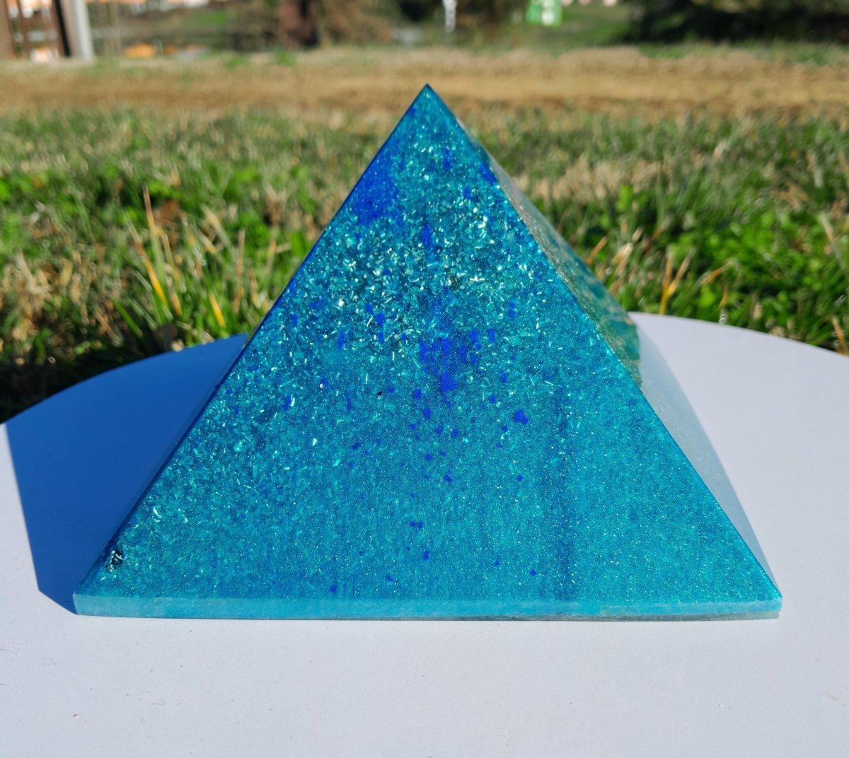 Pirámide Orgonita con Aguas Azules– 140mm - Mundo Orgon LTD