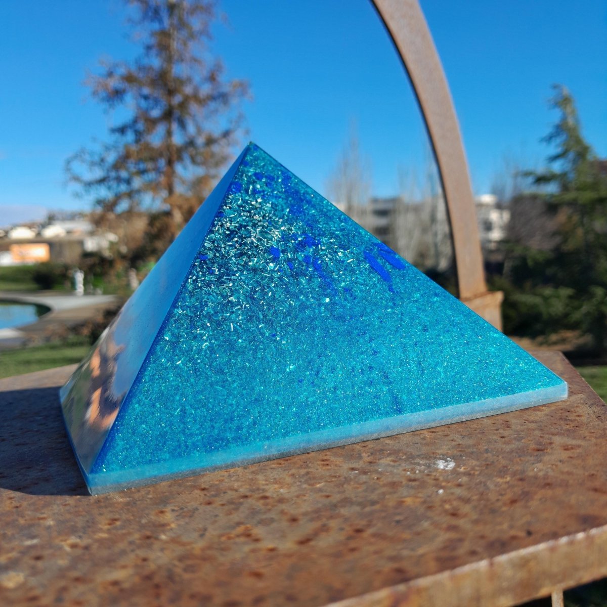 Pirámide Orgonita con Aguas Azules– 140mm - Mundo Orgon LTD