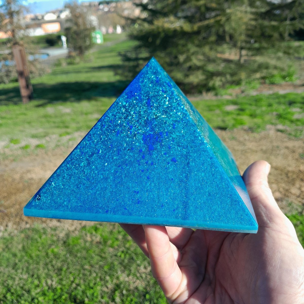 Pirámide Orgonita con Aguas Azules– 140mm - Mundo Orgon LTD