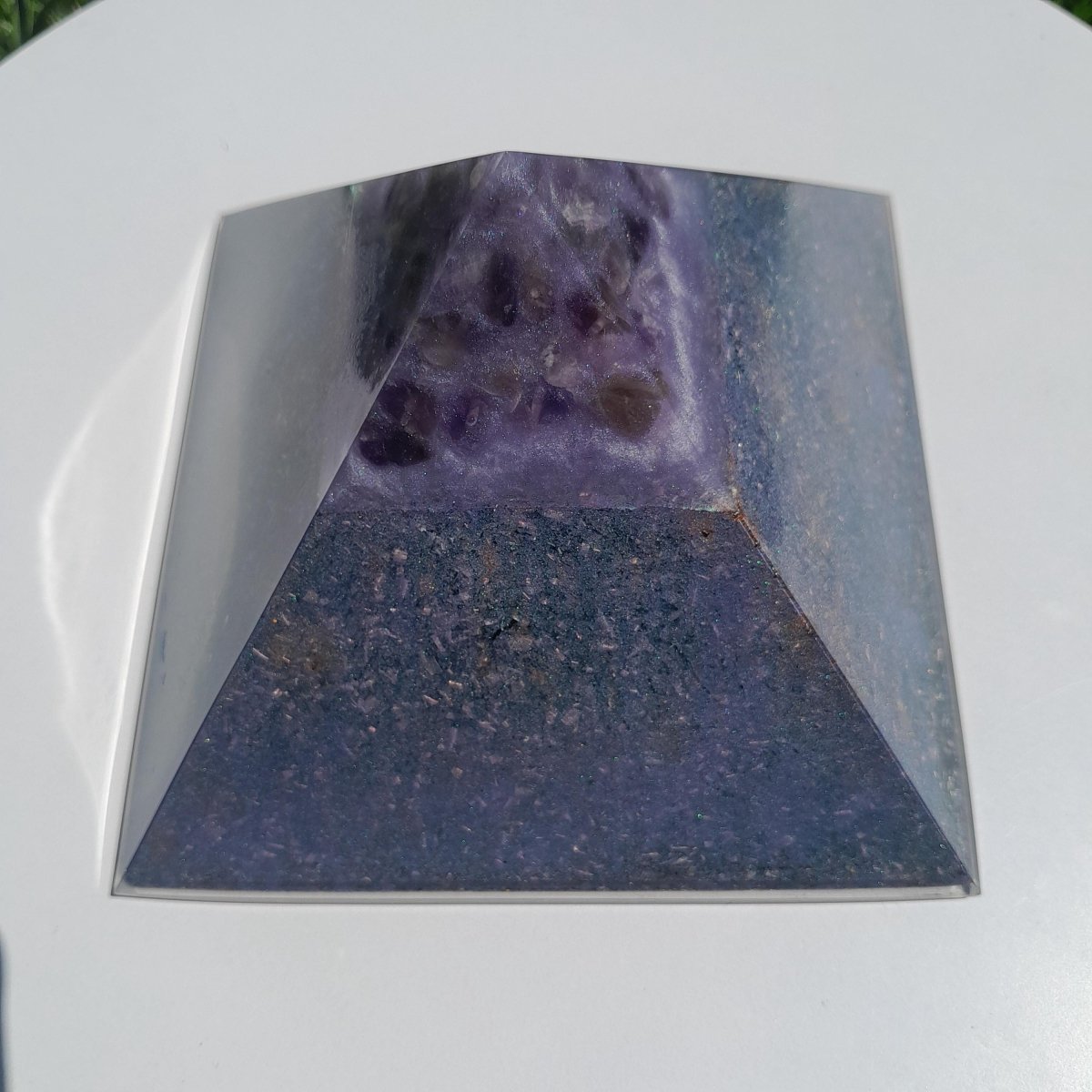 Pirámide Orgonita con Punta de Amatista 120mm Base - Mundo Orgon