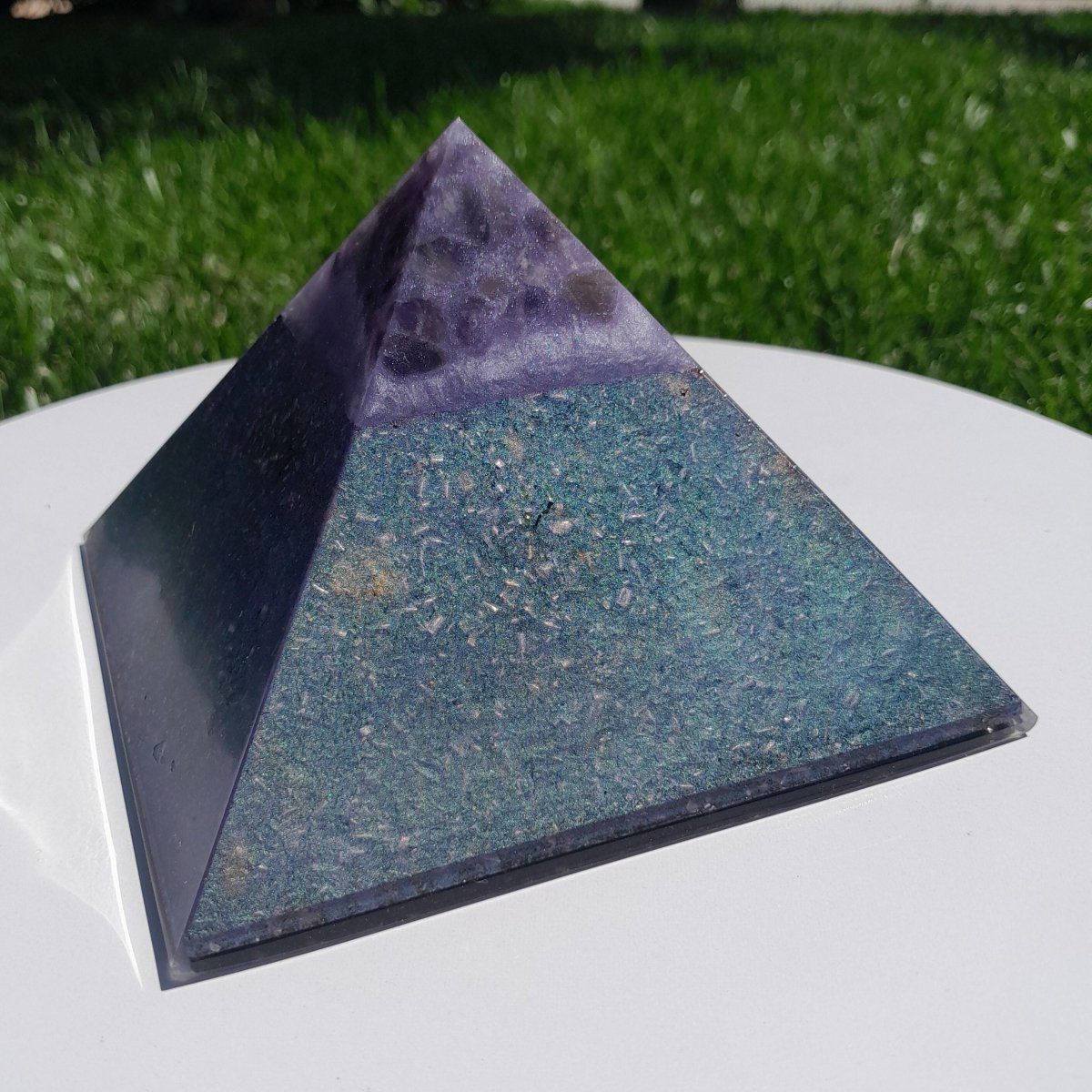 Pirámide Orgonita con Punta de Amatista 120mm Base - Mundo Orgon