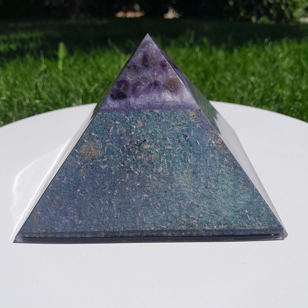 Pirámide Orgonita con Punta de Amatista 120mm Base - Mundo Orgon