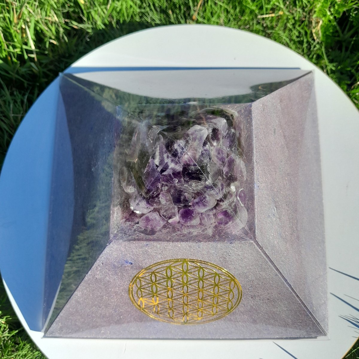 Pirámide Orgonita con Punta de Amatistas y Flor de la Vida - 200mm Base - Mundo Orgon LTD