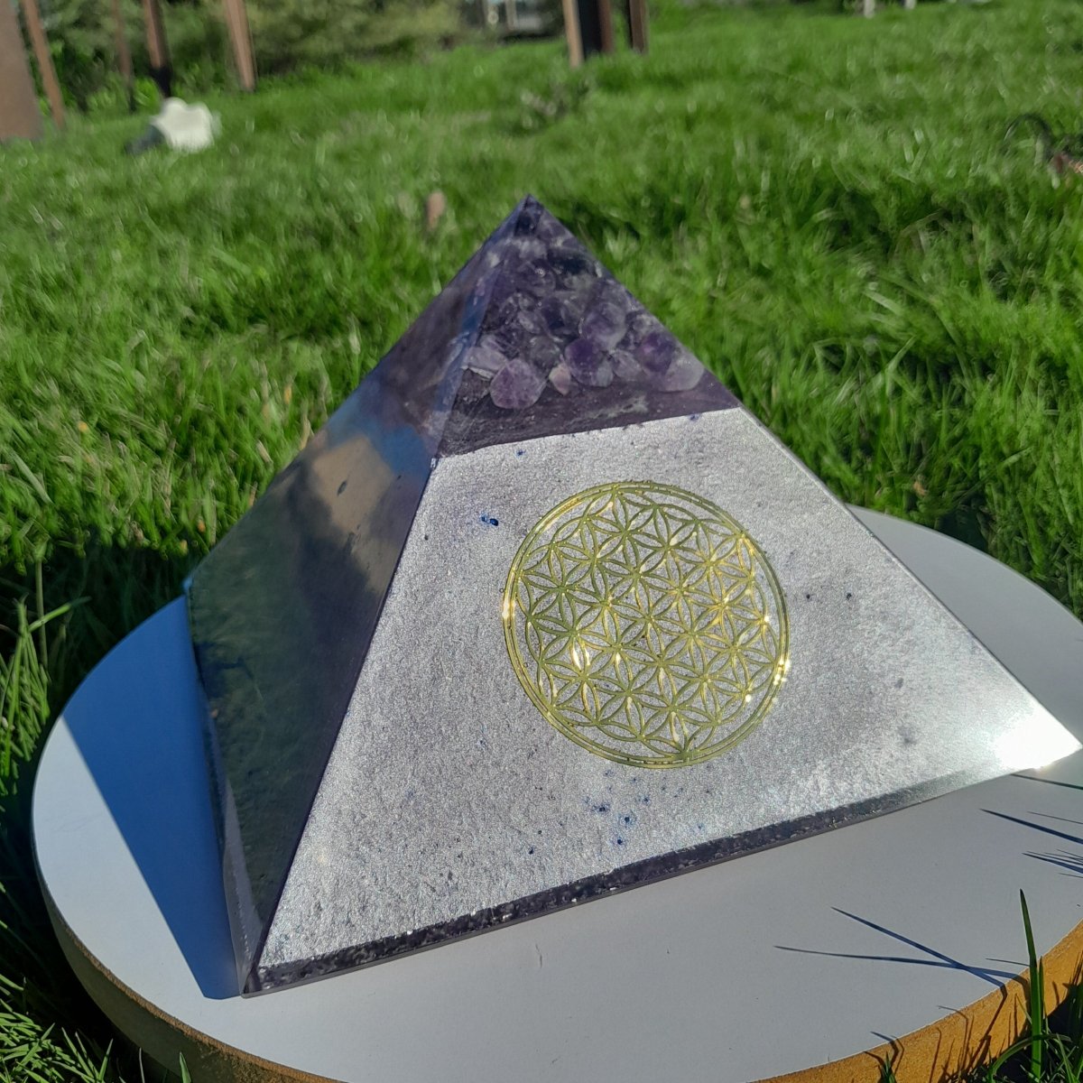 Pirámide Orgonita con Punta de Amatistas y Flor de la Vida - 200mm Base - Mundo Orgon LTD