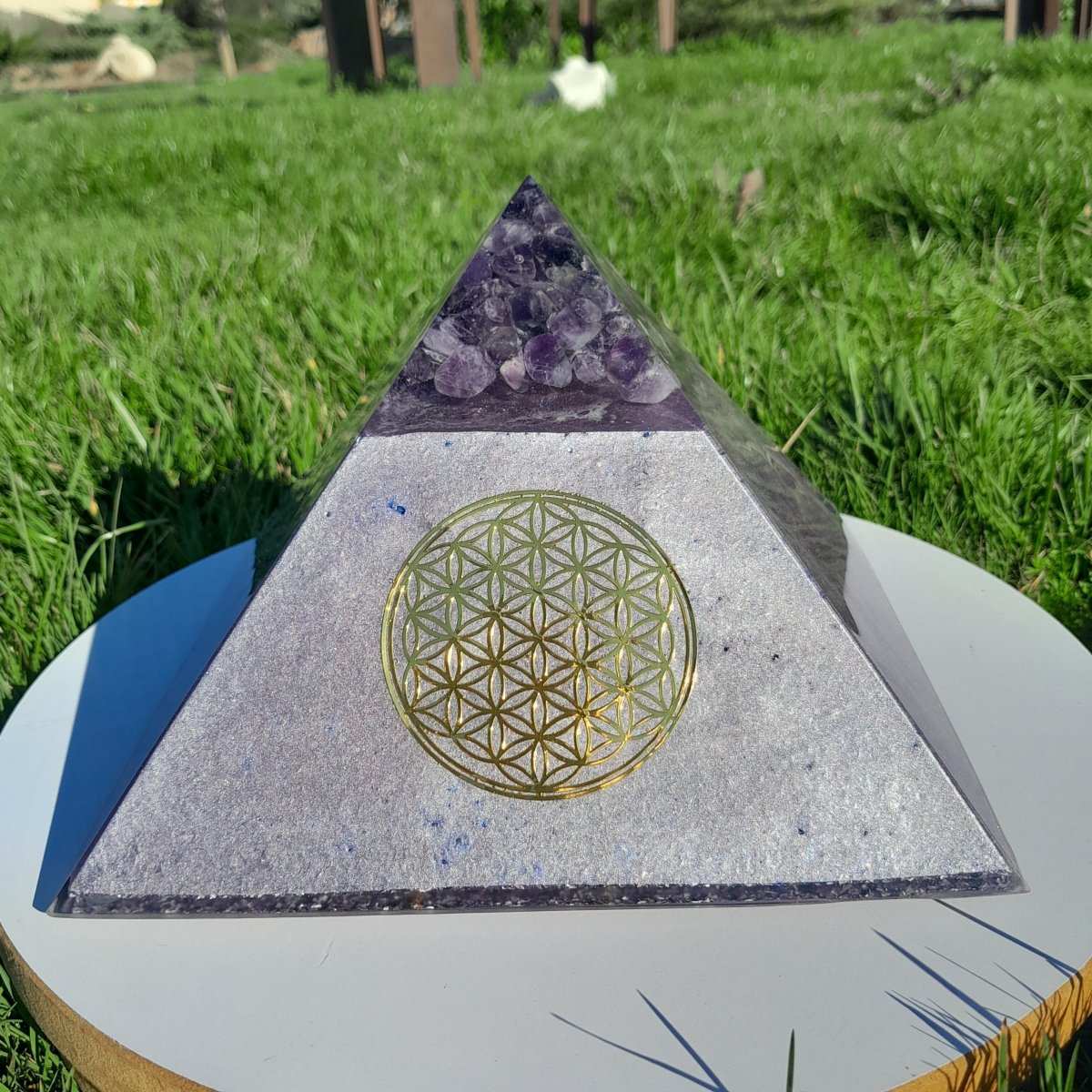 Pirámide Orgonita con Punta de Amatistas y Flor de la Vida - 200mm Base - Mundo Orgon LTD