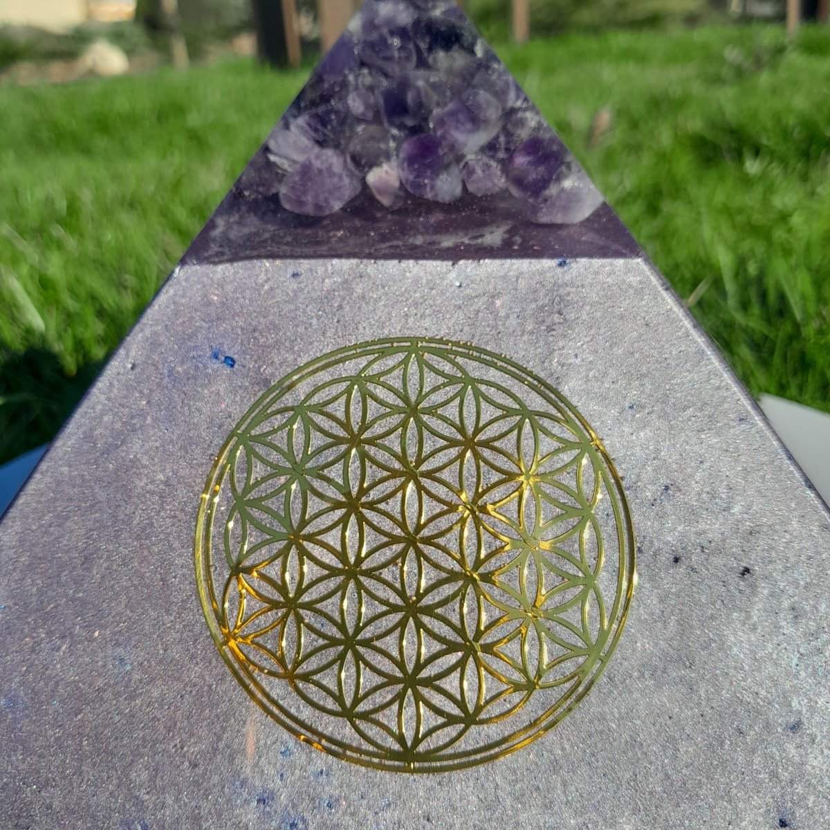 Pirámide Orgonita con Punta de Amatistas y Flor de la Vida - 200mm Base - Mundo Orgon LTD