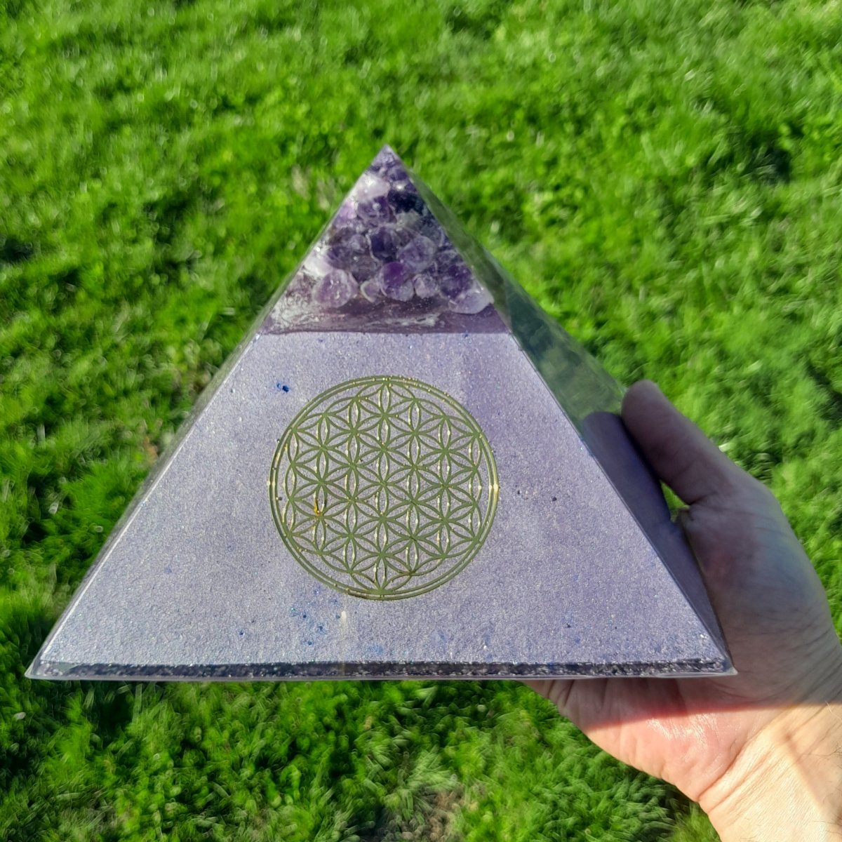 Pirámide Orgonita con Punta de Amatistas y Flor de la Vida - 200mm Base - Mundo Orgon LTD