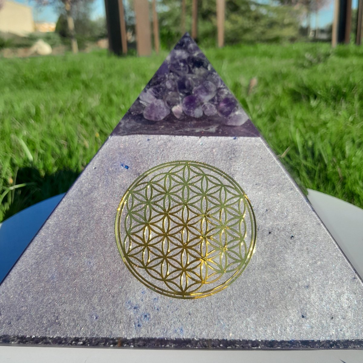 Pirámide Orgonita con Punta de Amatistas y Flor de la Vida - 200mm Base - Mundo Orgon LTD