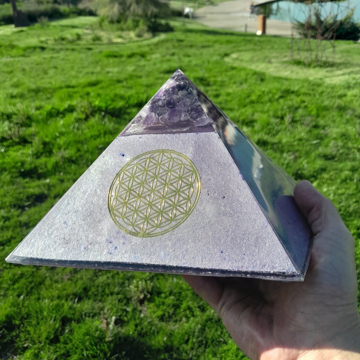 Pirámide Orgonita con Punta de Amatistas y Flor de la Vida - 200mm Base - Mundo Orgon LTD