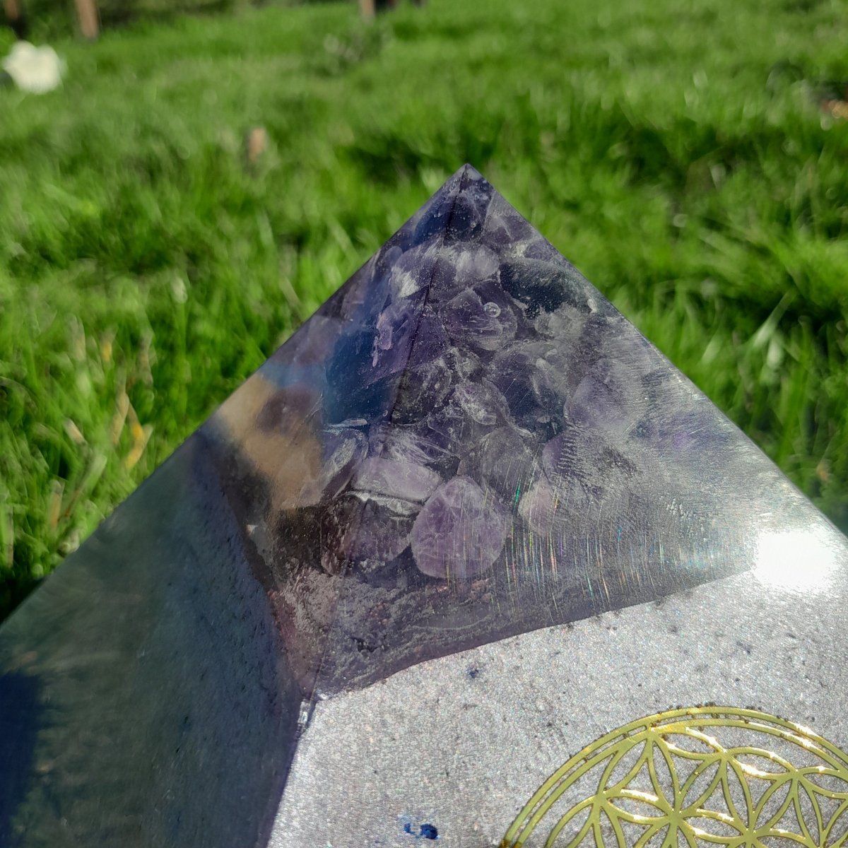 Pirámide Orgonita con Punta de Amatistas y Flor de la Vida - 200mm Base - Mundo Orgon LTD