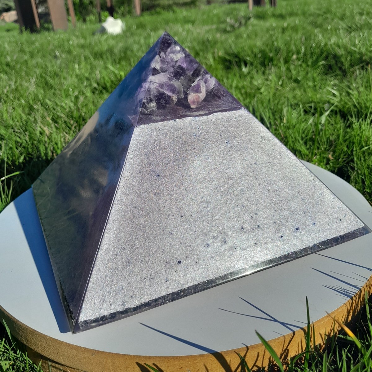 Pirámide Orgonita con Punta de Amatistas y Flor de la Vida - 200mm Base - Mundo Orgon LTD