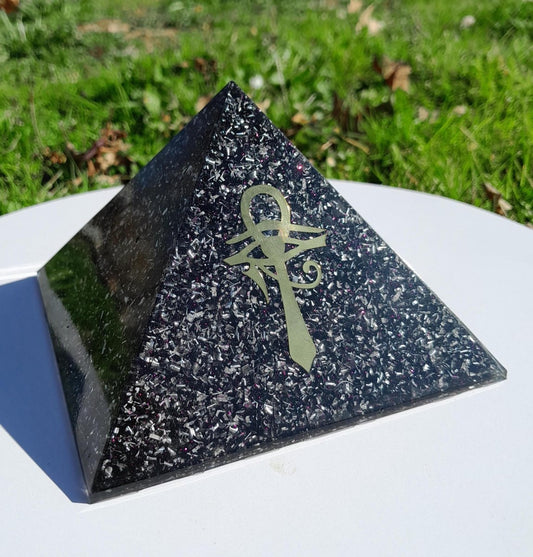 Pirámide Orgonita Cruz Egipcia con Ojo de Horus - 120mm de Base - Mundo Orgon