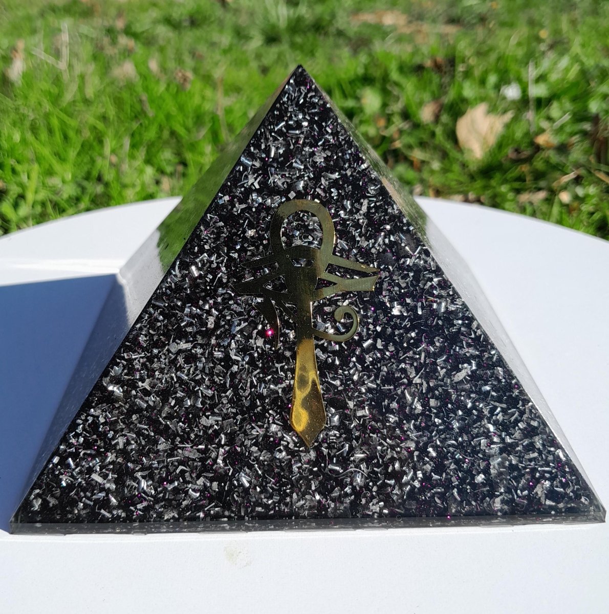 Pirámide Orgonita Cruz Egipcia con Ojo de Horus - 120mm de Base - Mundo Orgon