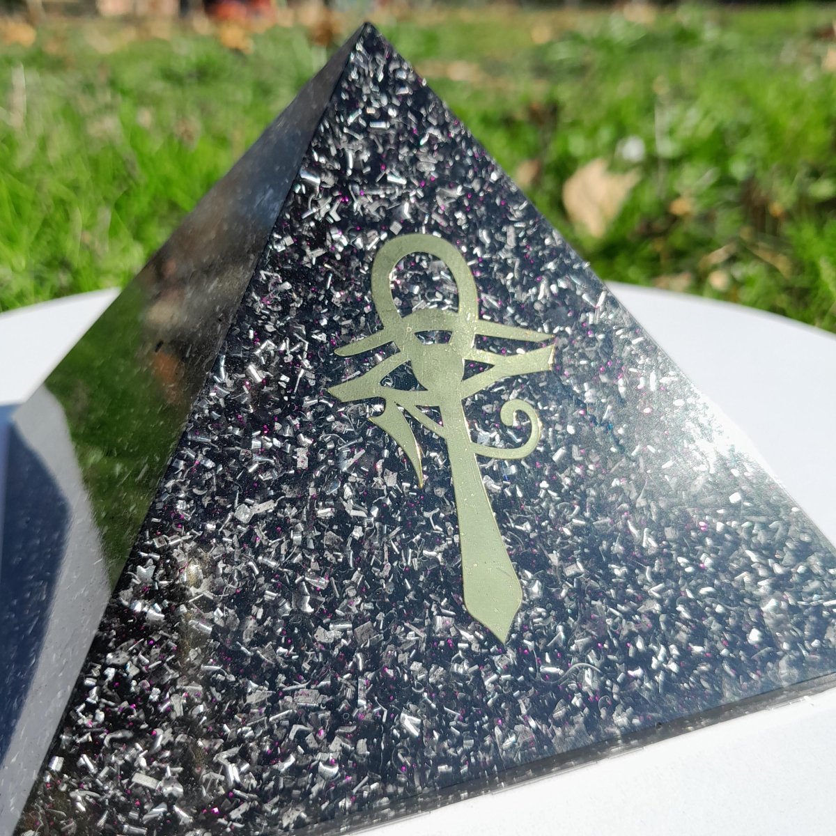 Pirámide Orgonita Cruz Egipcia con Ojo de Horus - 120mm de Base - Mundo Orgon