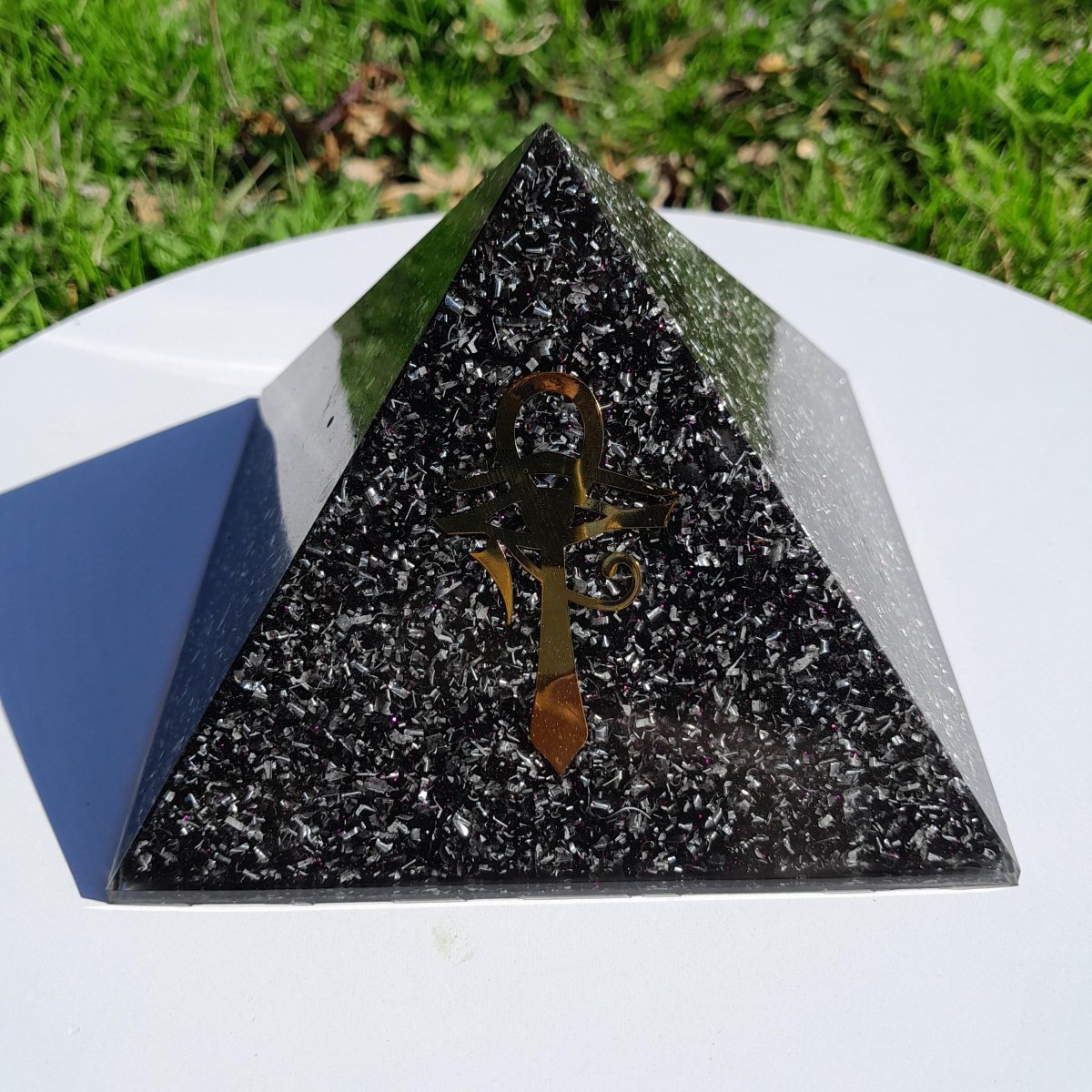 Pirámide Orgonita Cruz Egipcia con Ojo de Horus - 120mm de Base - Mundo Orgon
