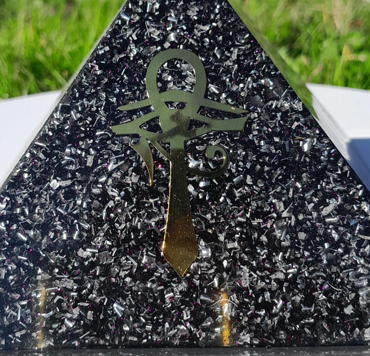 Pirámide Orgonita Cruz Egipcia con Ojo de Horus - 120mm de Base - Mundo Orgon