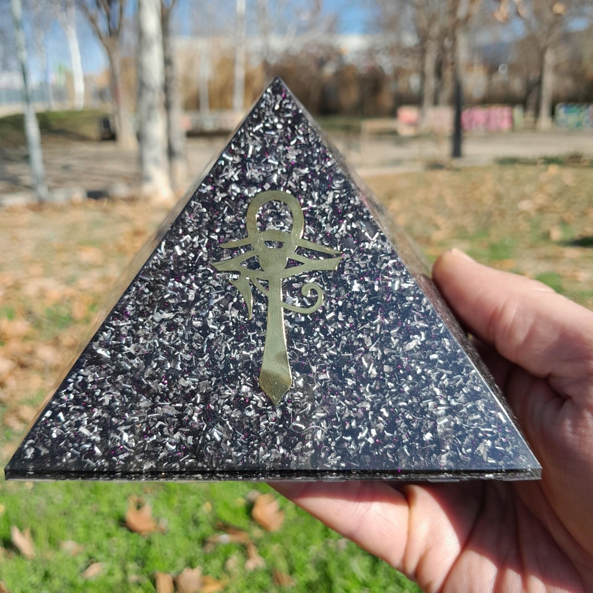Pirámide Orgonita Cruz Egipcia con Ojo de Horus - 120mm de Base - Mundo Orgon