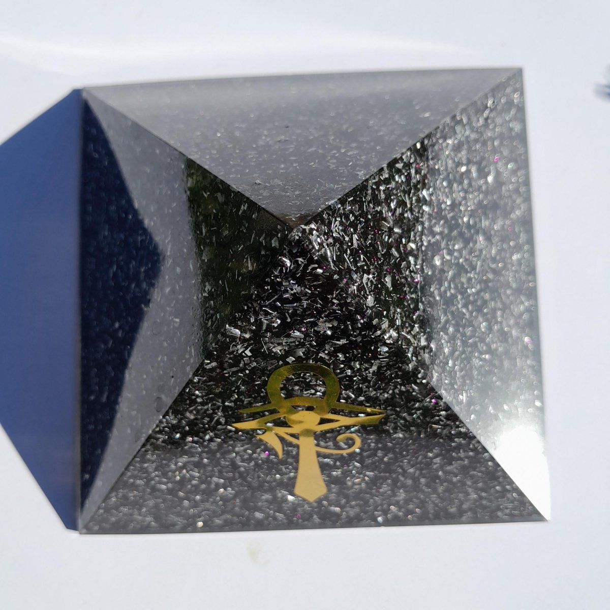 Pirámide Orgonita Cruz Egipcia con Ojo de Horus - 120mm de Base - Mundo Orgon