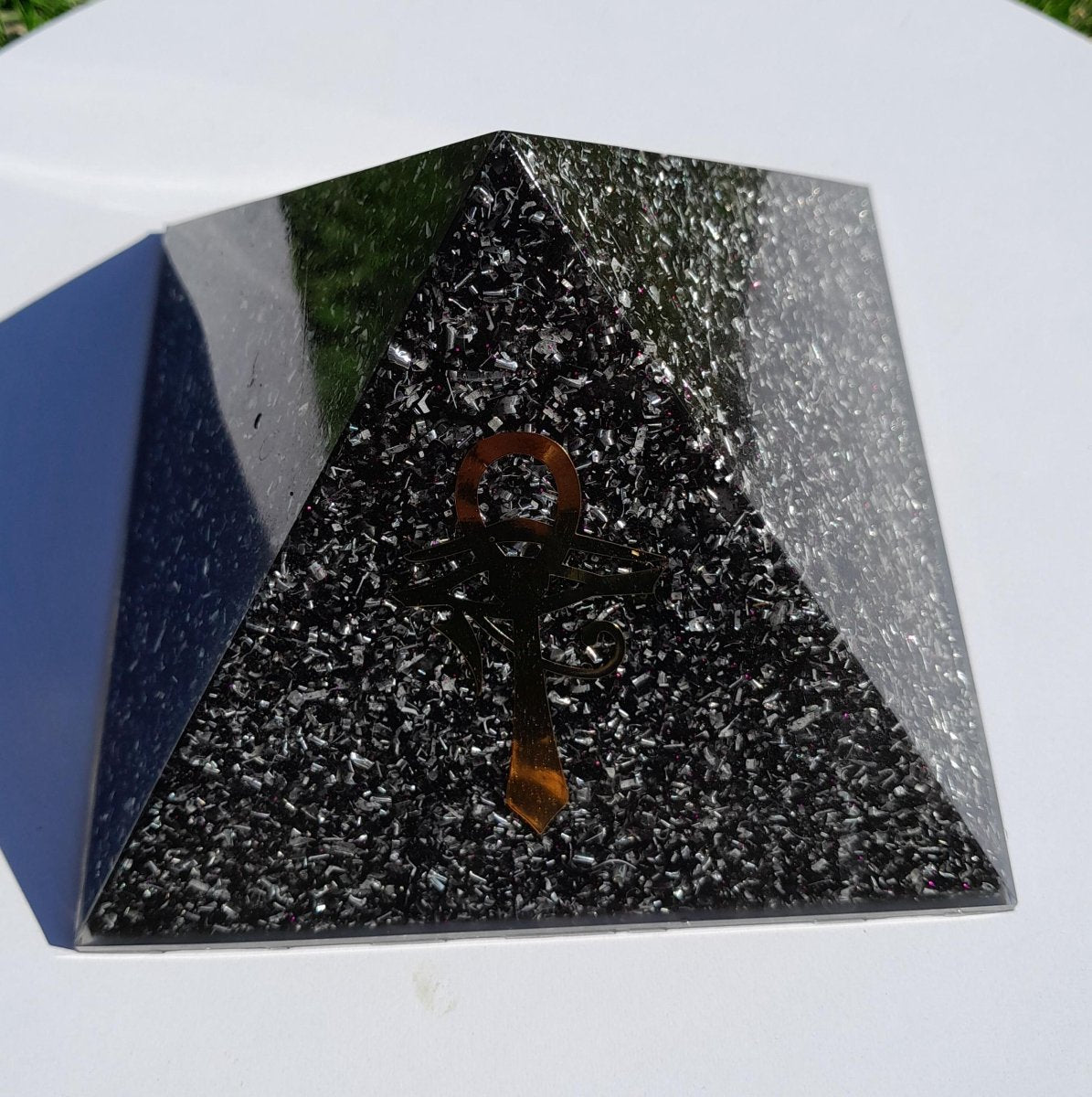 Pirámide Orgonita Cruz Egipcia con Ojo de Horus - 120mm de Base - Mundo Orgon