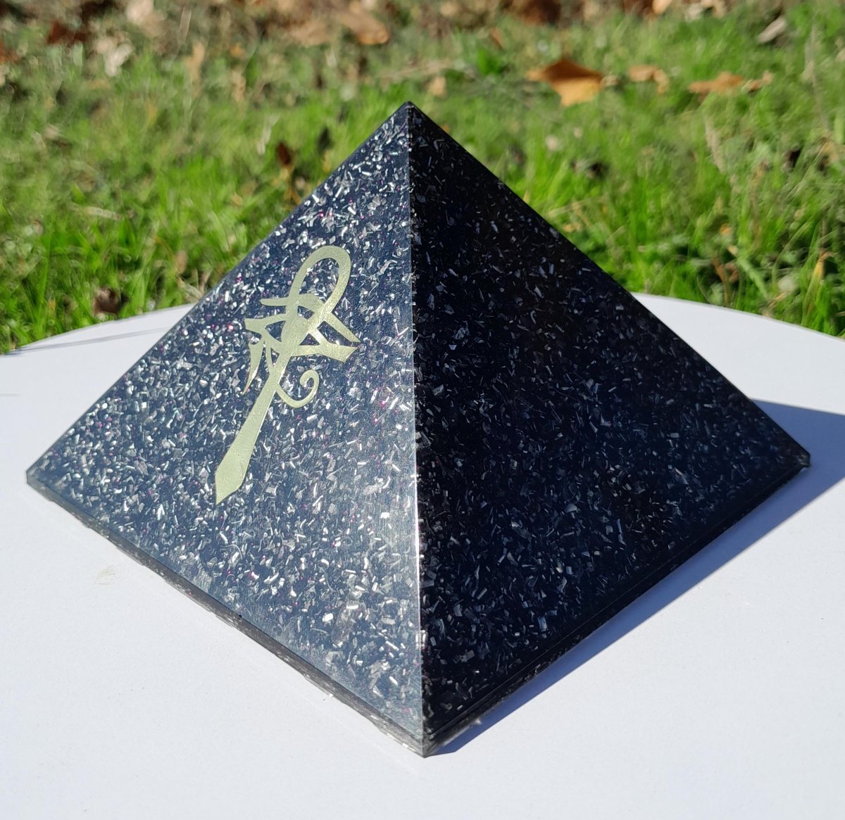 Pirámide Orgonita Cruz Egipcia con Ojo de Horus - 120mm de Base - Mundo Orgon