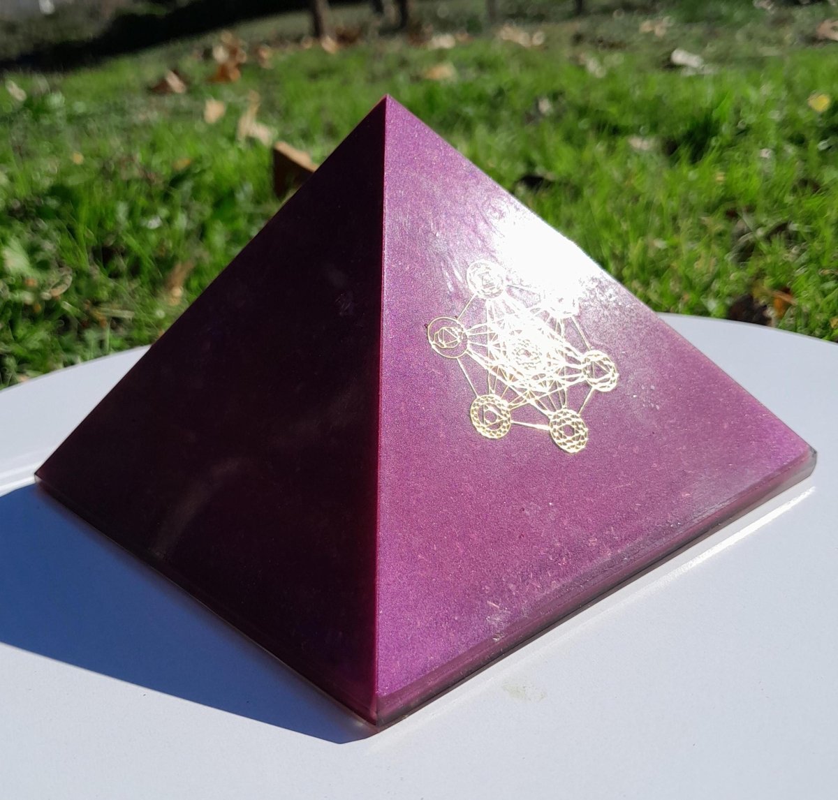 Pirámide Orgonita Cubo de Metatron Violeta - 120mm de Base - Mundo Orgon