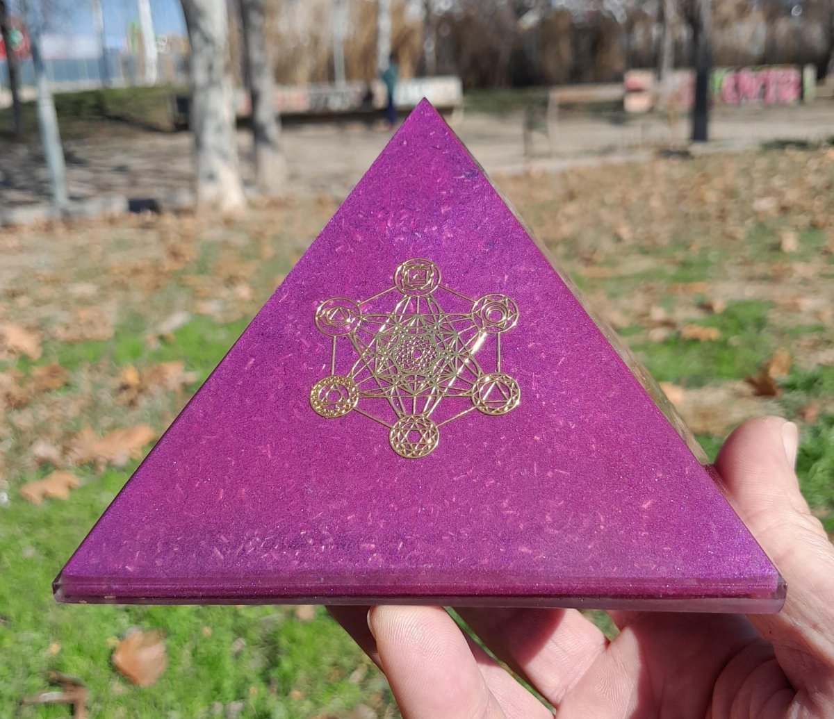 Pirámide Orgonita Cubo de Metatron Violeta - 120mm de Base - Mundo Orgon
