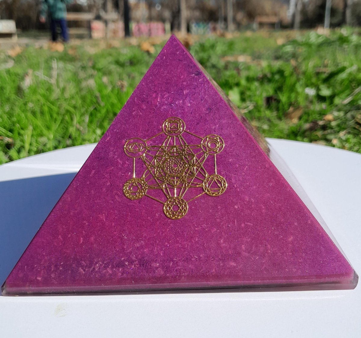 Pirámide Orgonita Cubo de Metatron Violeta - 120mm de Base - Mundo Orgon