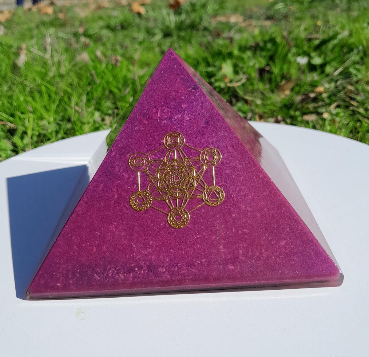 Pirámide Orgonita Cubo de Metatron Violeta - 120mm de Base - Mundo Orgon