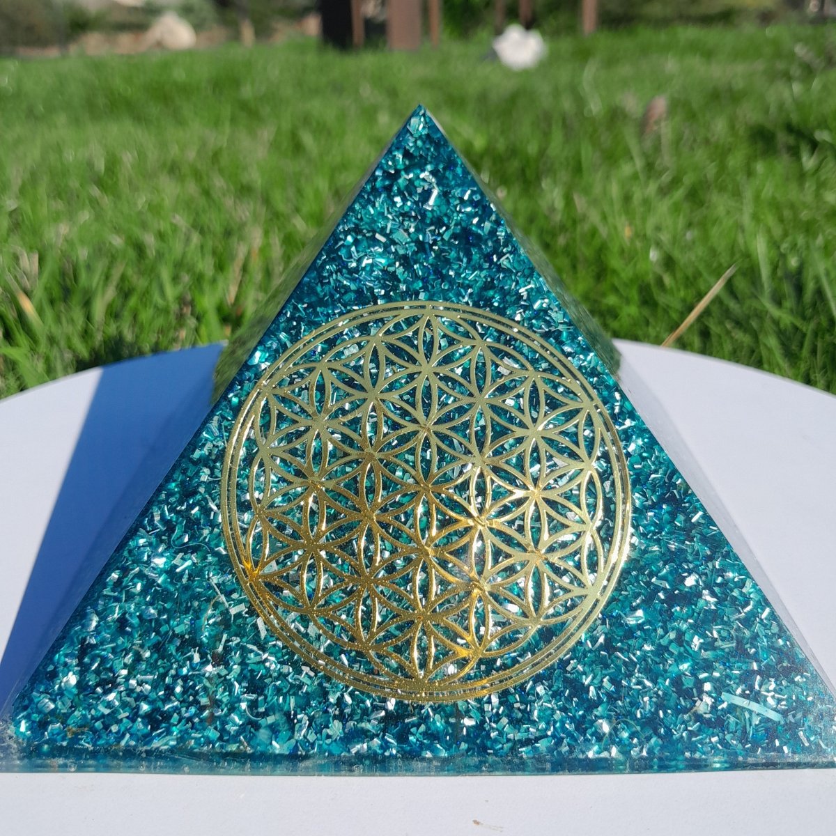 Pirámide Orgonita Flor de la Vida Azul - 140 mm de base - Mundo Orgon LTD