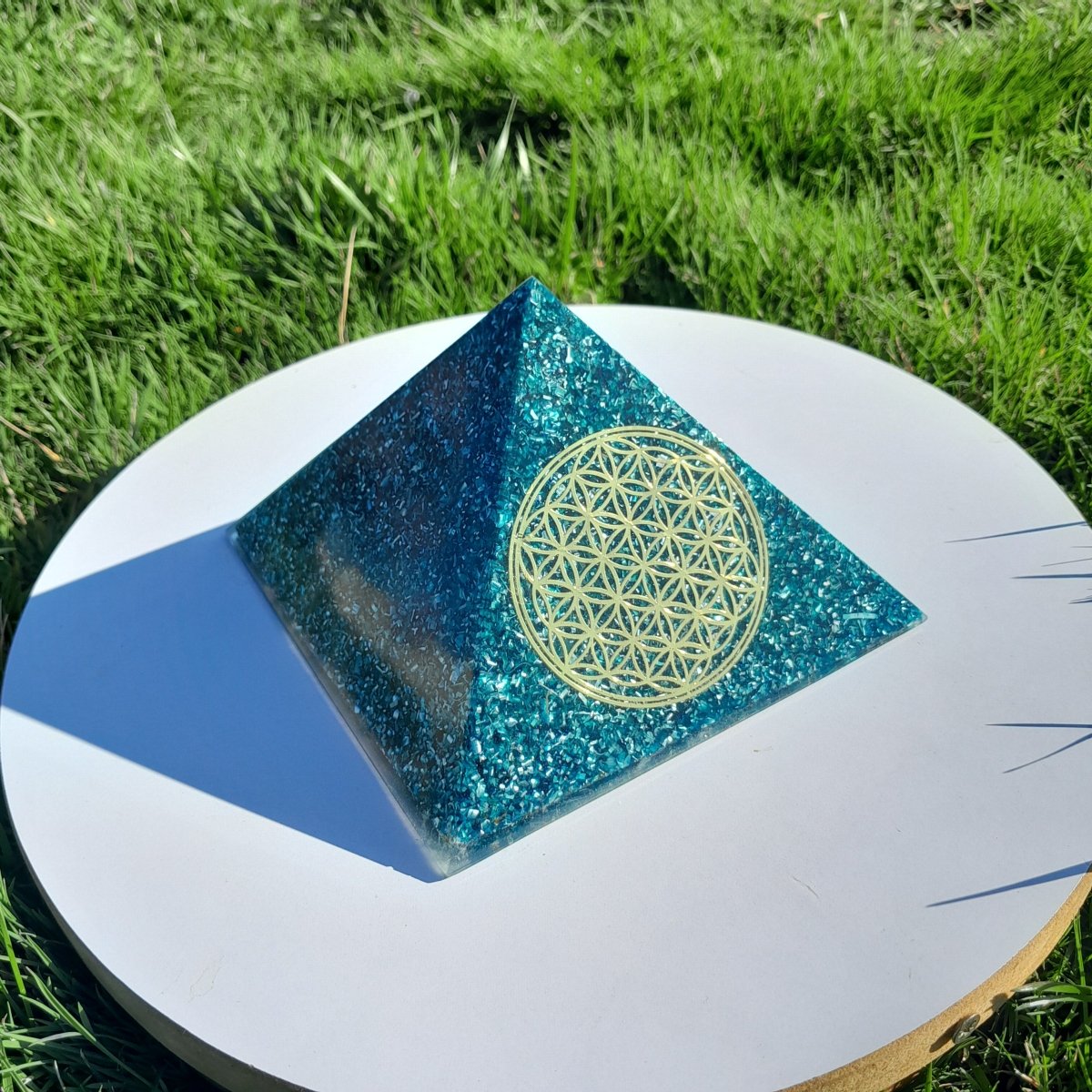 Pirámide Orgonita Flor de la Vida Azul - 140 mm de base - Mundo Orgon LTD