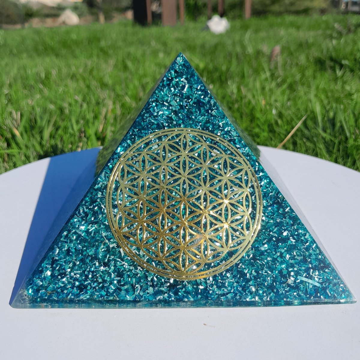 Pirámide Orgonita Flor de la Vida Azul - 140 mm de base - Mundo Orgon LTD