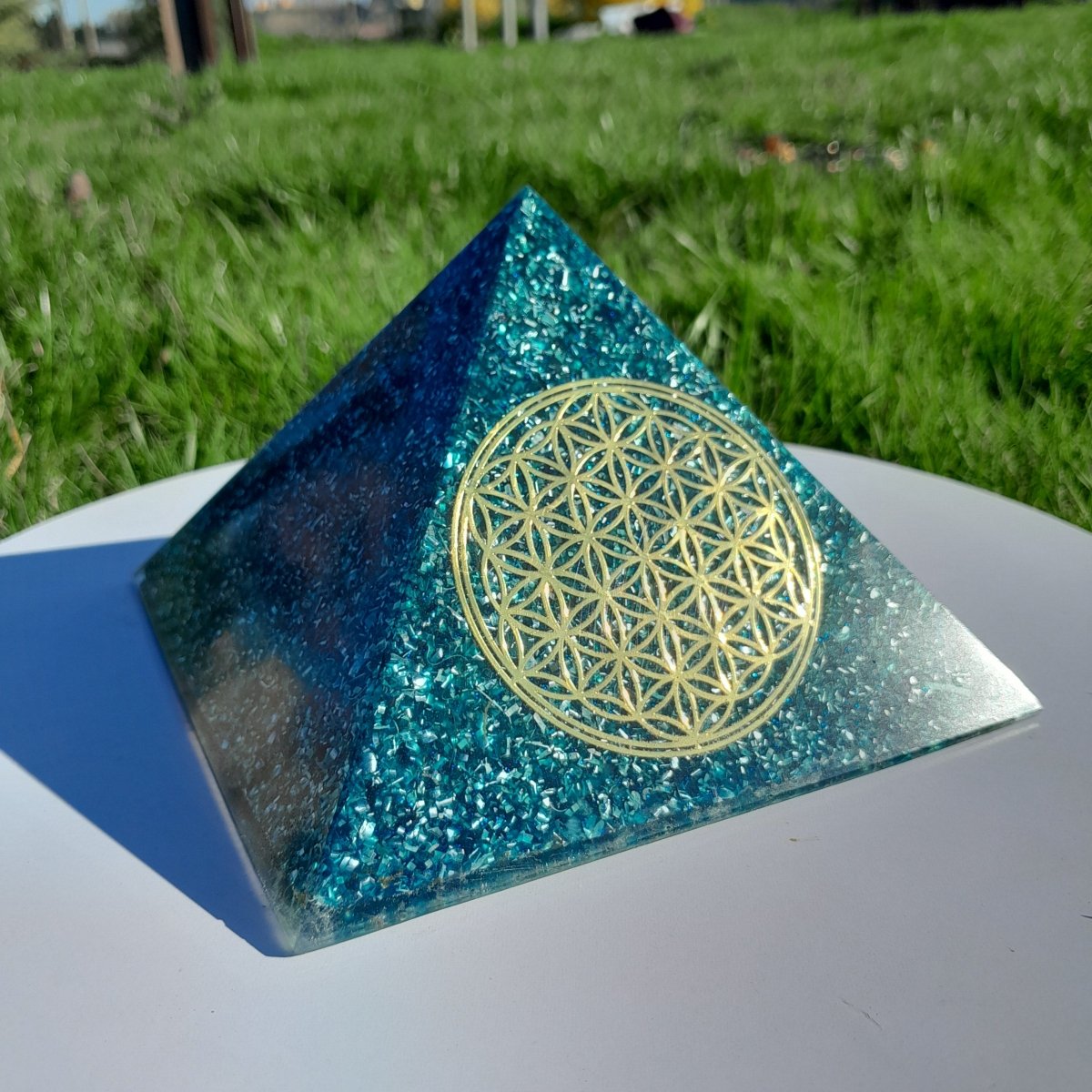 Pirámide Orgonita Flor de la Vida Azul - 140 mm de base - Mundo Orgon LTD