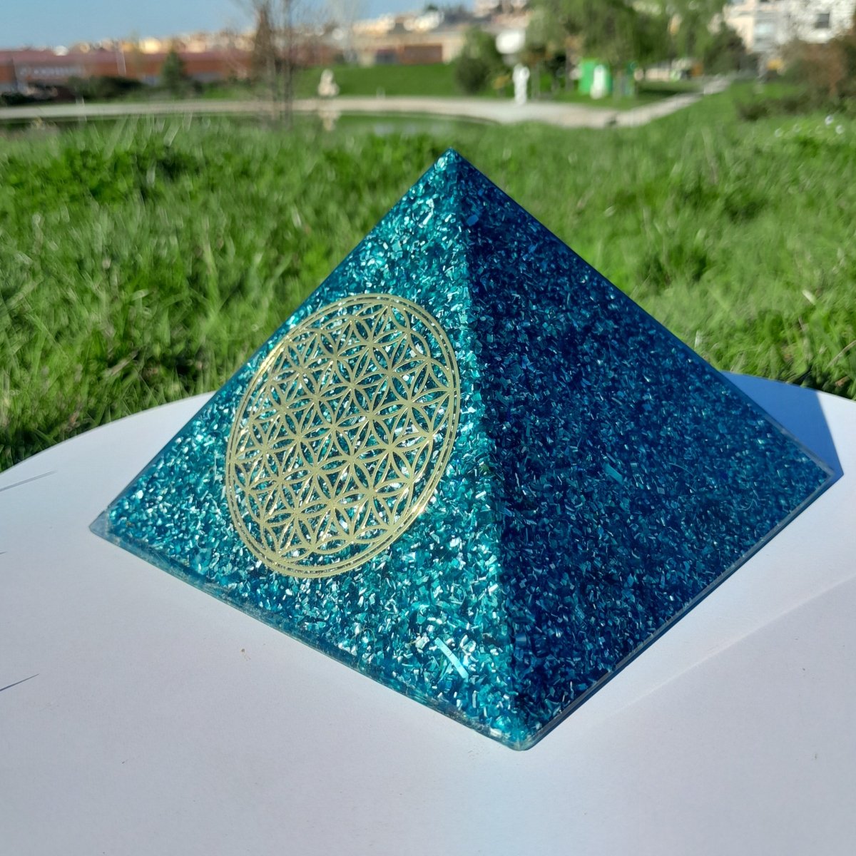 Pirámide Orgonita Flor de la Vida Azul - 140 mm de base - Mundo Orgon LTD