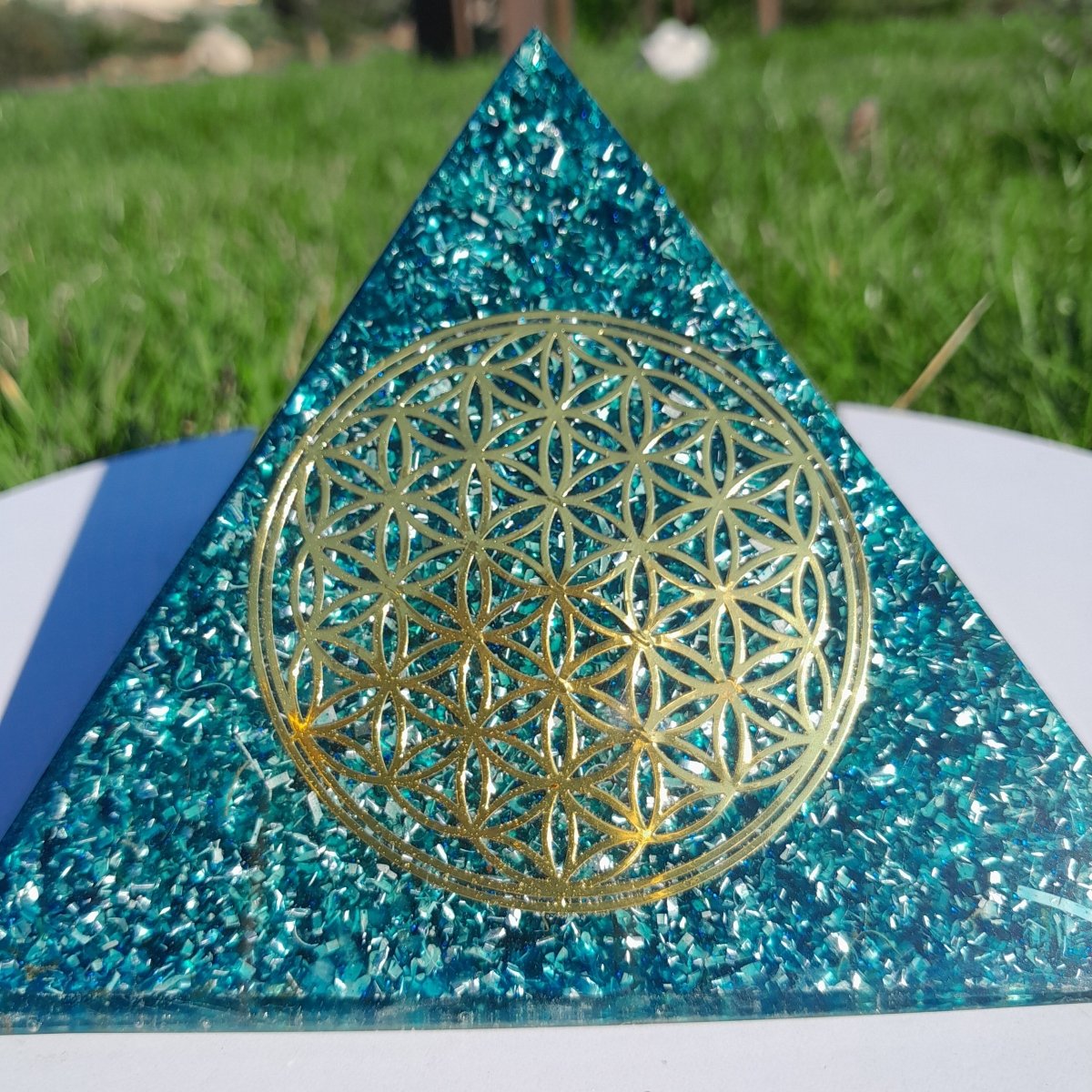 Pirámide Orgonita Flor de la Vida Azul - 140 mm de base - Mundo Orgon LTD