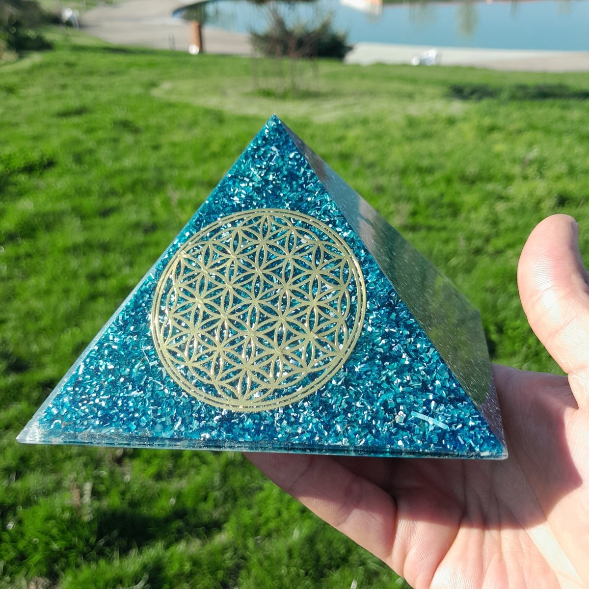 Pirámide Orgonita Flor de la Vida Azul - 140 mm de base - Mundo Orgon LTD