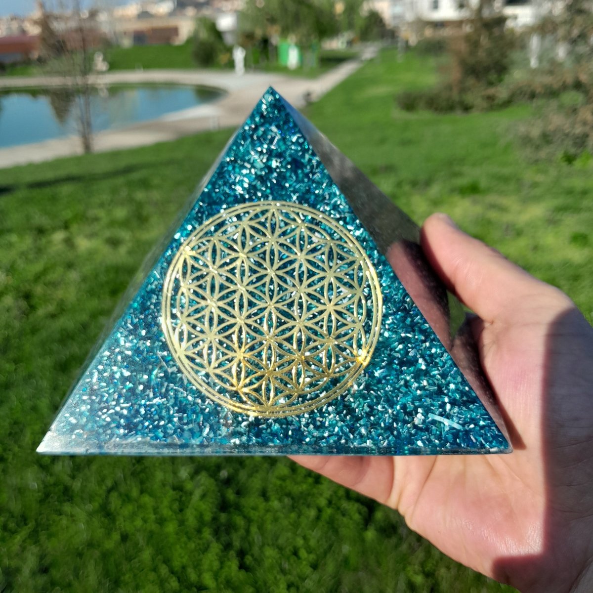 Pirámide Orgonita Flor de la Vida Azul - 140 mm de base - Mundo Orgon LTD