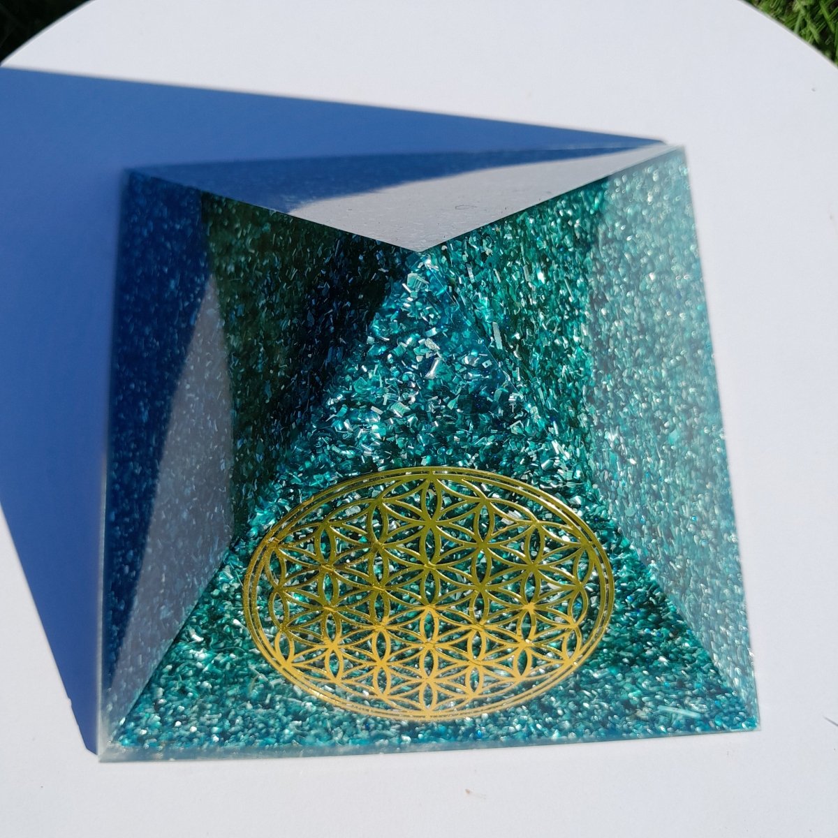 Pirámide Orgonita Flor de la Vida Azul - 140 mm de base - Mundo Orgon LTD