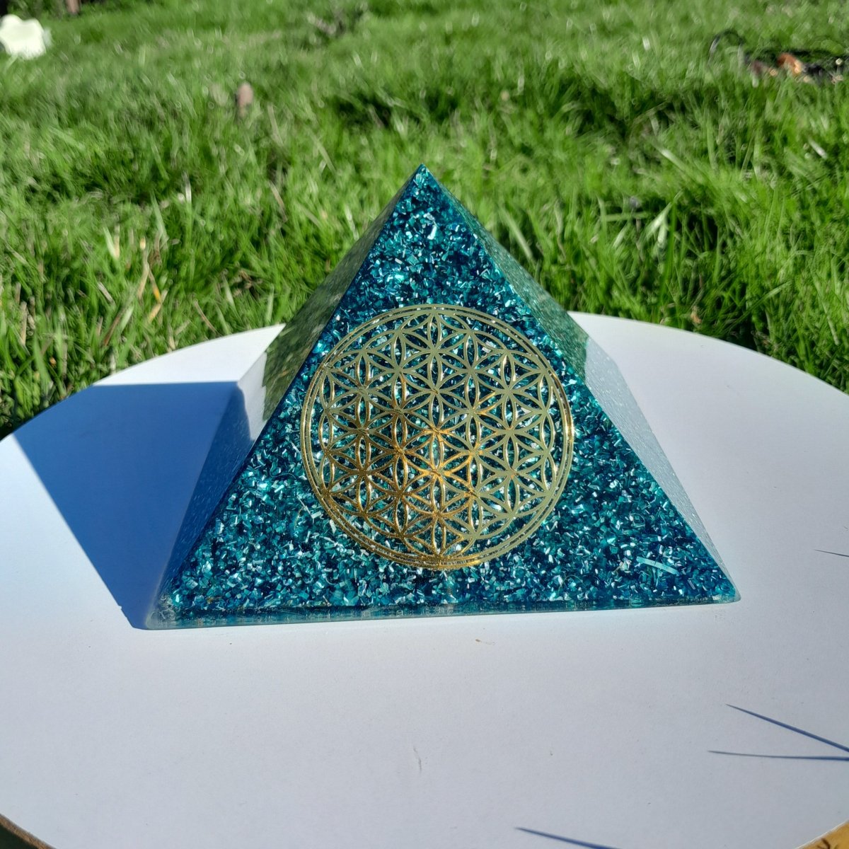 Pirámide Orgonita Flor de la Vida Azul - 140 mm de base - Mundo Orgon LTD