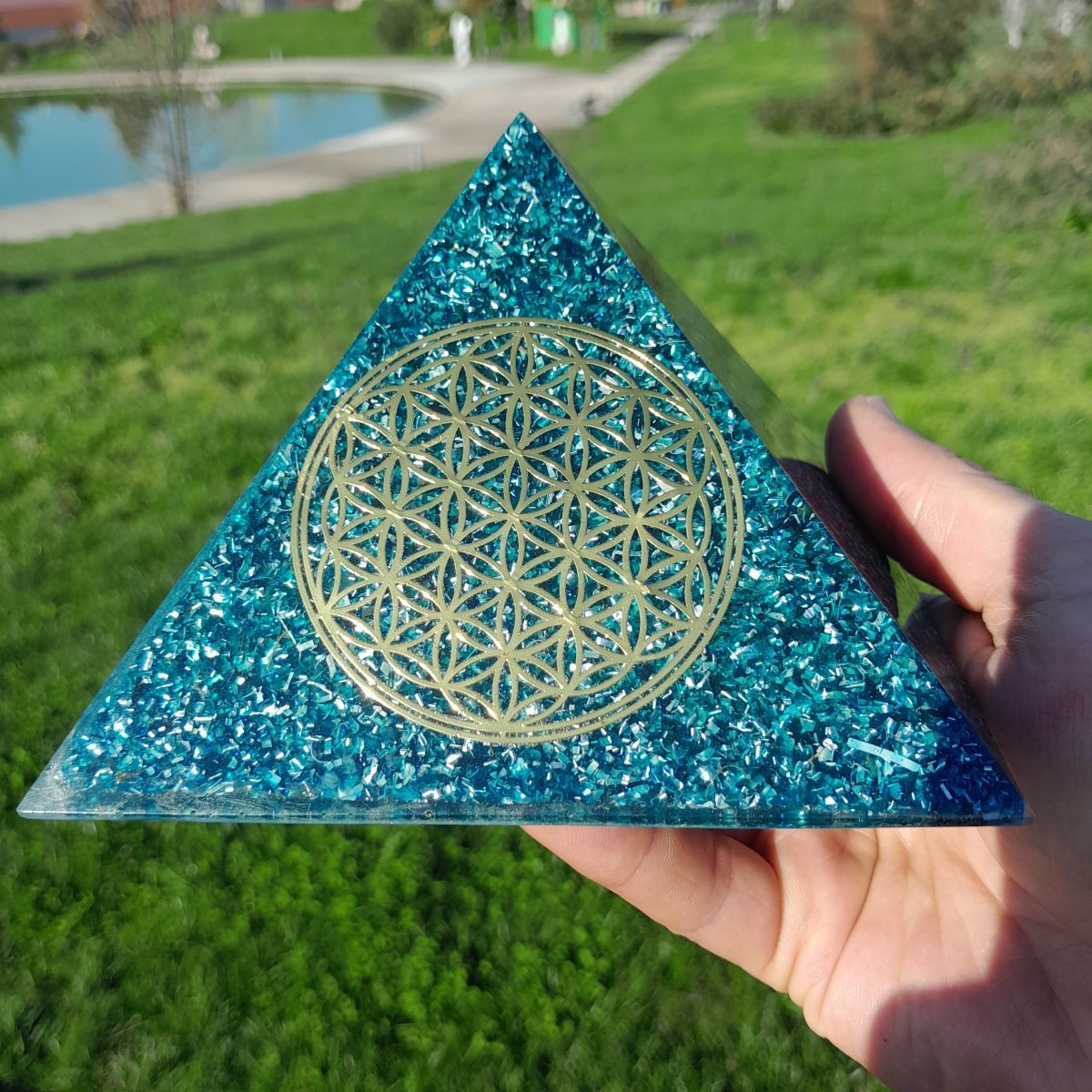 Pirámide Orgonita Flor de la Vida Azul - 140 mm de base - Mundo Orgon LTD