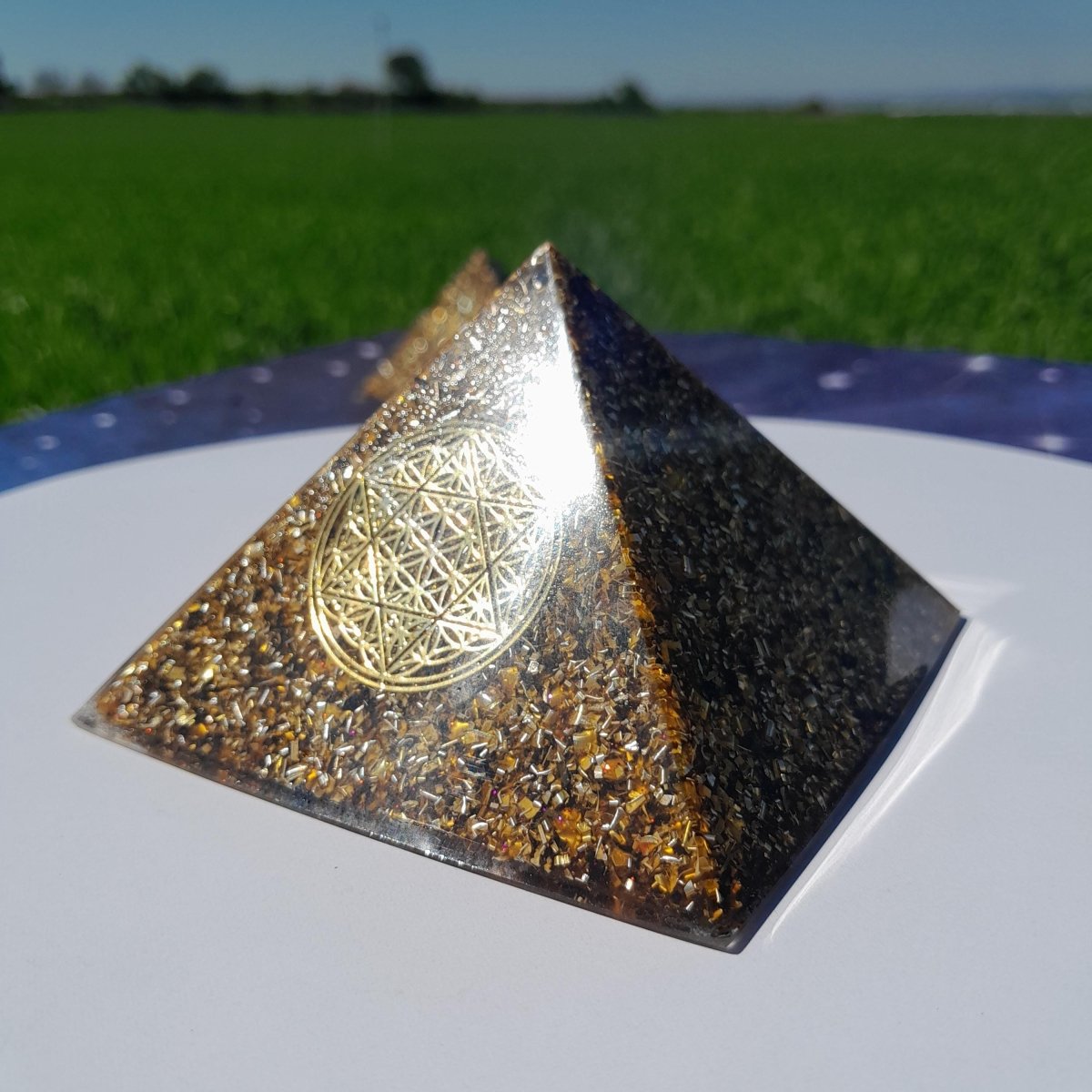 Pirámide Orgonita Flor de la Vida con Estrella de 6 Puntas - 90mm de Base - Mundo Orgon
