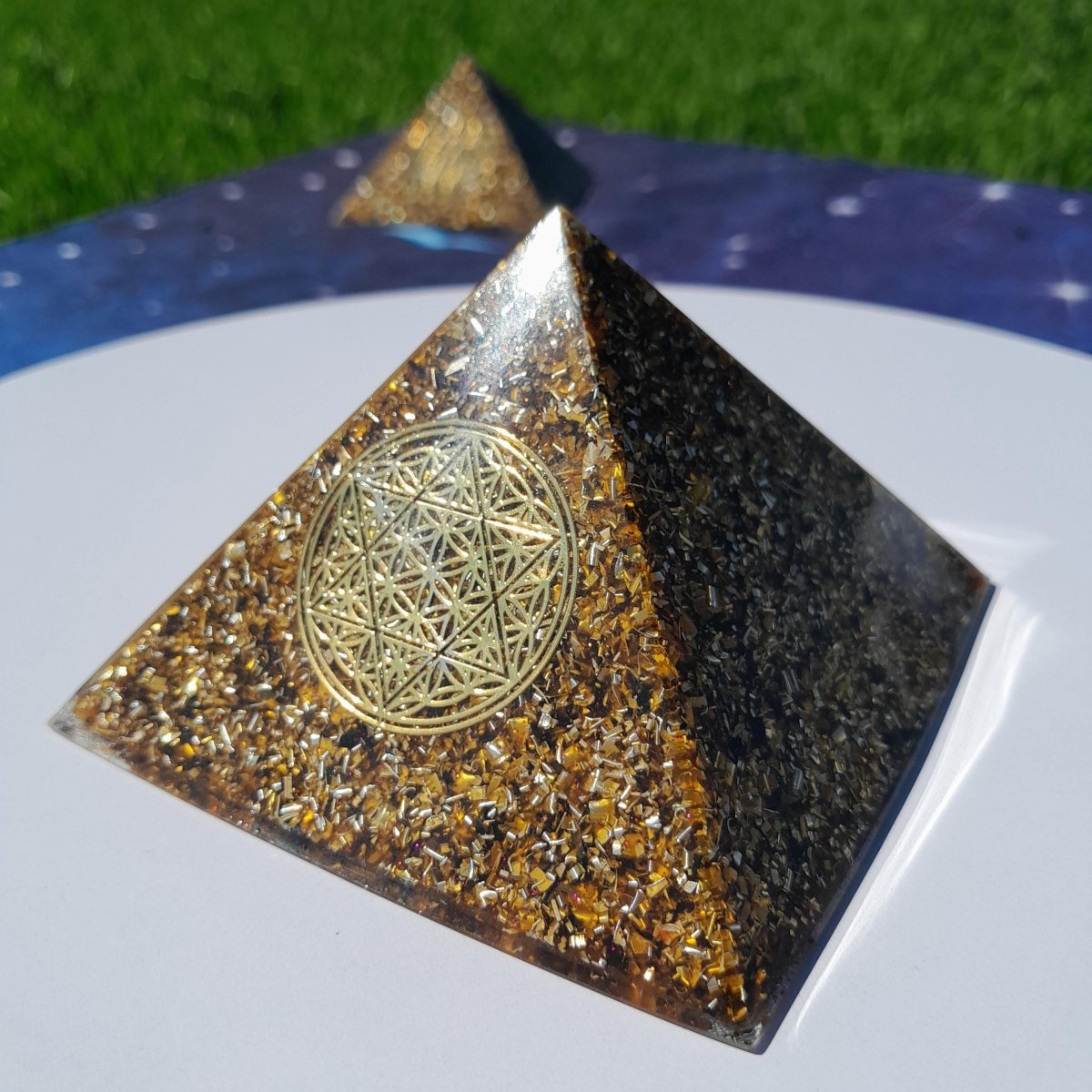 Pirámide Orgonita Flor de la Vida con Estrella de 6 Puntas - 90mm de Base - Mundo Orgon