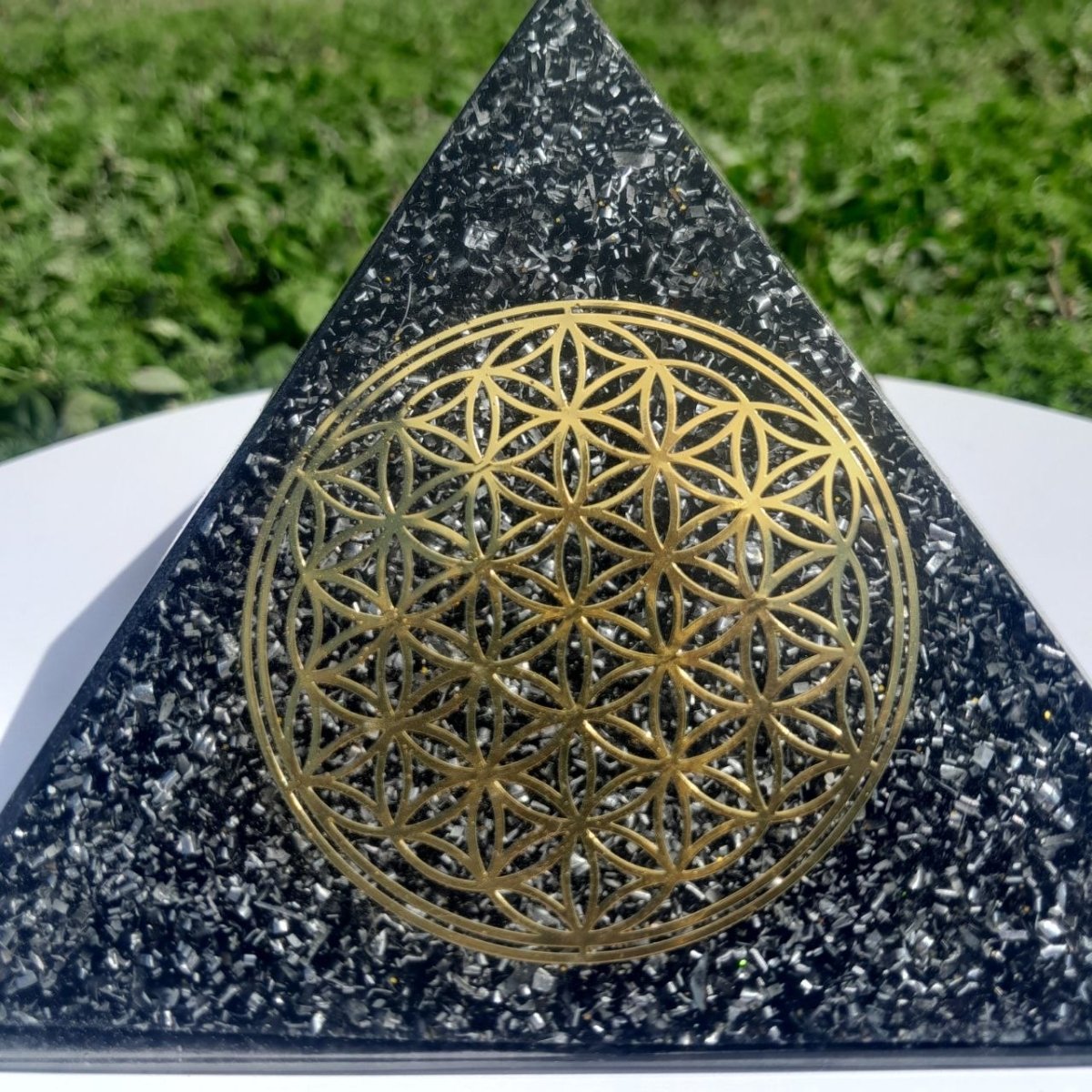 Pirámide Orgonita Flor de la Vida con Shungita - 140mm de Base - Mundo Orgon LTD