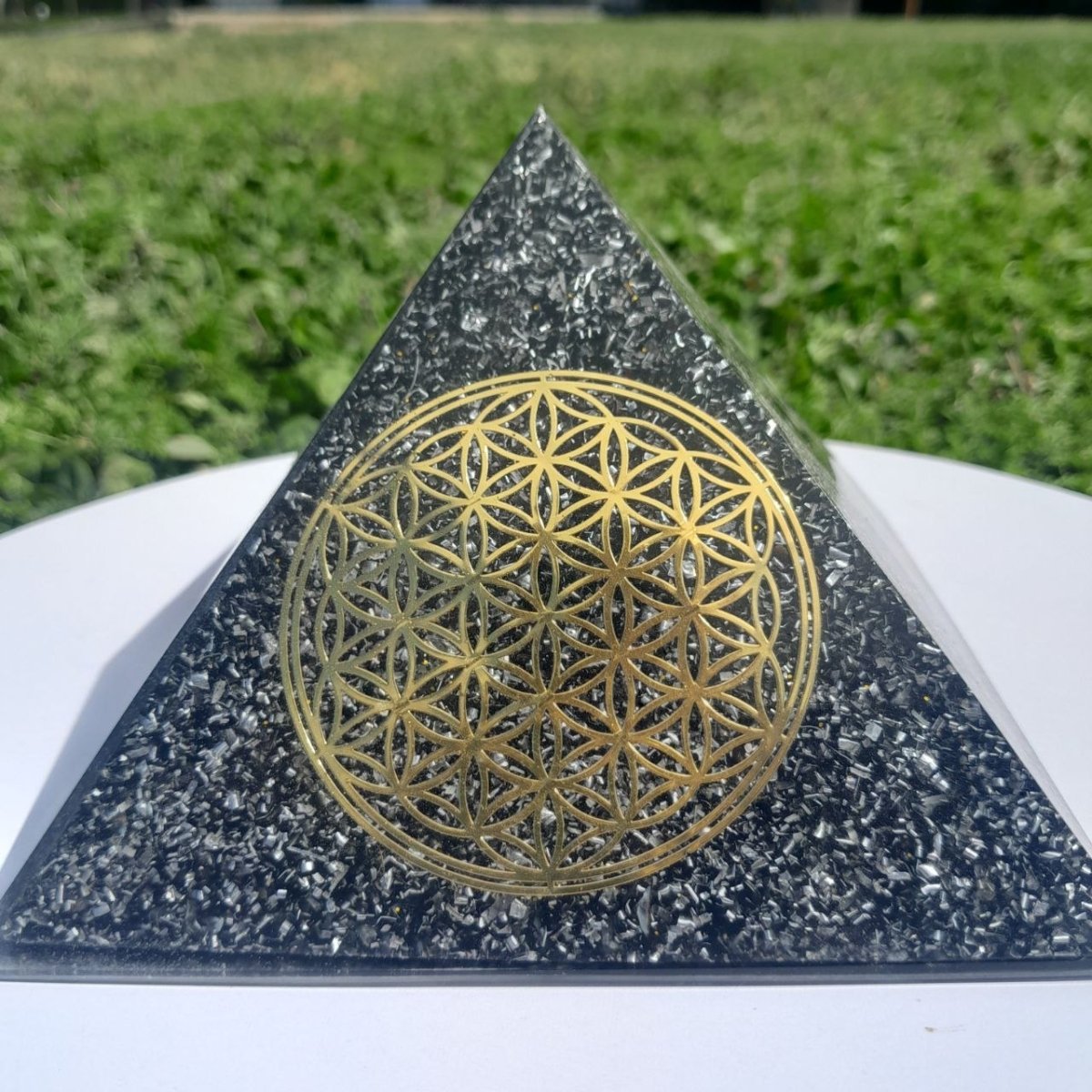 Pirámide Orgonita Flor de la Vida con Shungita - 140mm de Base - Mundo Orgon LTD