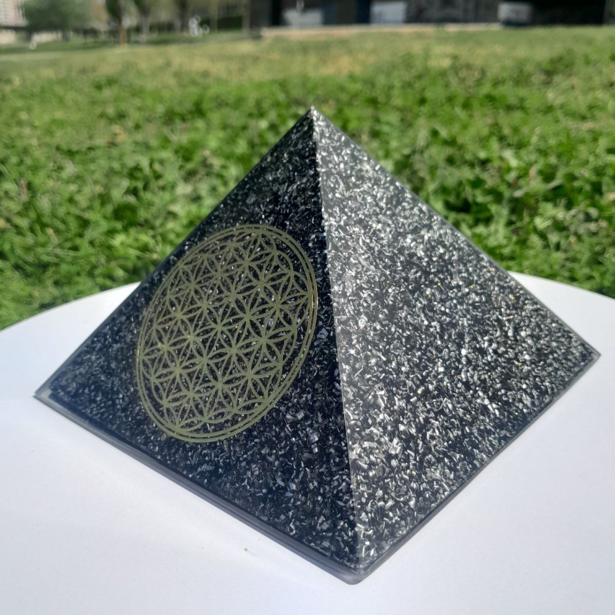 Pirámide Orgonita Flor de la Vida con Shungita - 140mm de Base - Mundo Orgon LTD