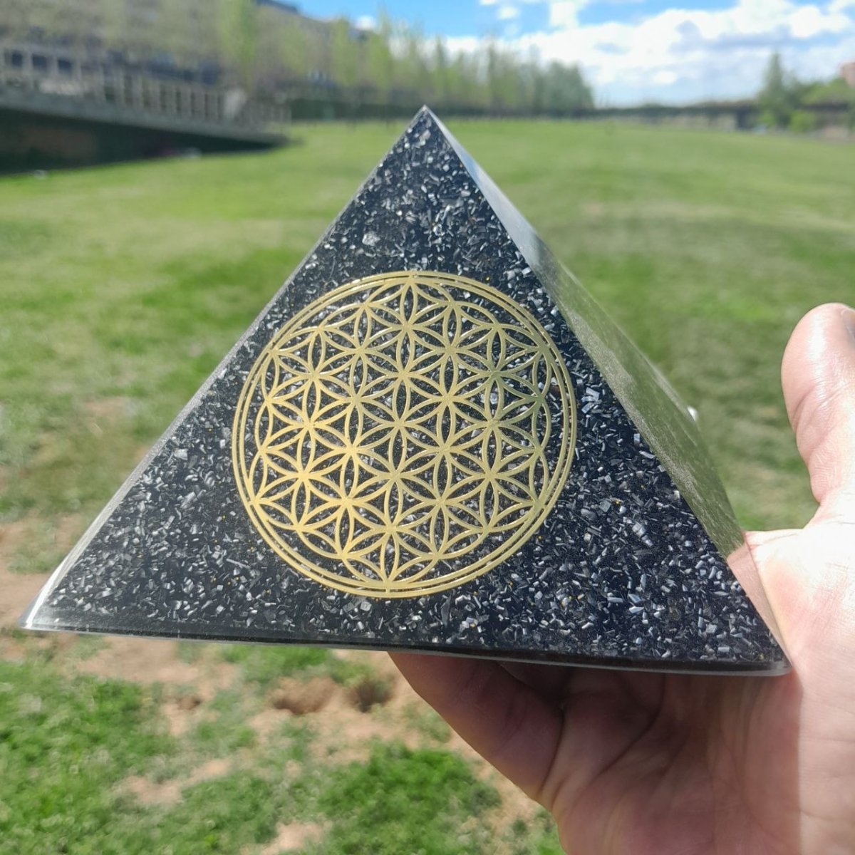 Pirámide Orgonita Flor de la Vida con Shungita - 140mm de Base - Mundo Orgon LTD