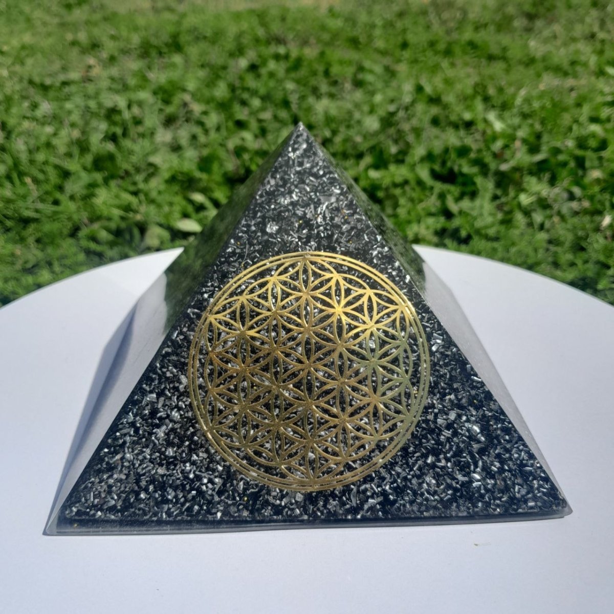 Pirámide Orgonita Flor de la Vida con Shungita - 140mm de Base - Mundo Orgon LTD