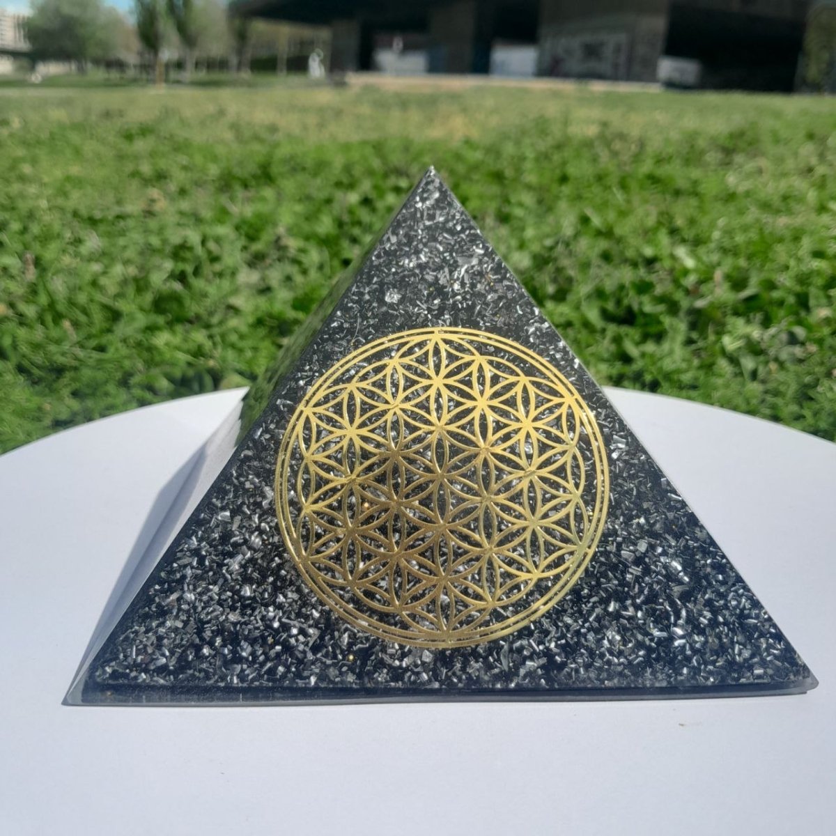 Pirámide Orgonita Flor de la Vida con Shungita - 140mm de Base - Mundo Orgon LTD
