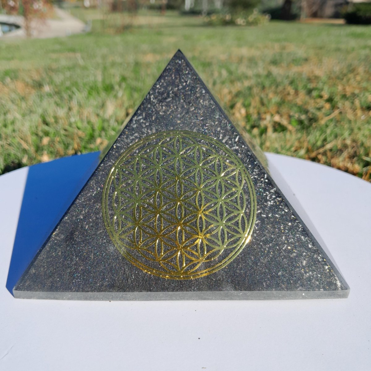 Pirámide Orgonita Flor de la Vida con Shungita - 140mm de Base - Mundo Orgon