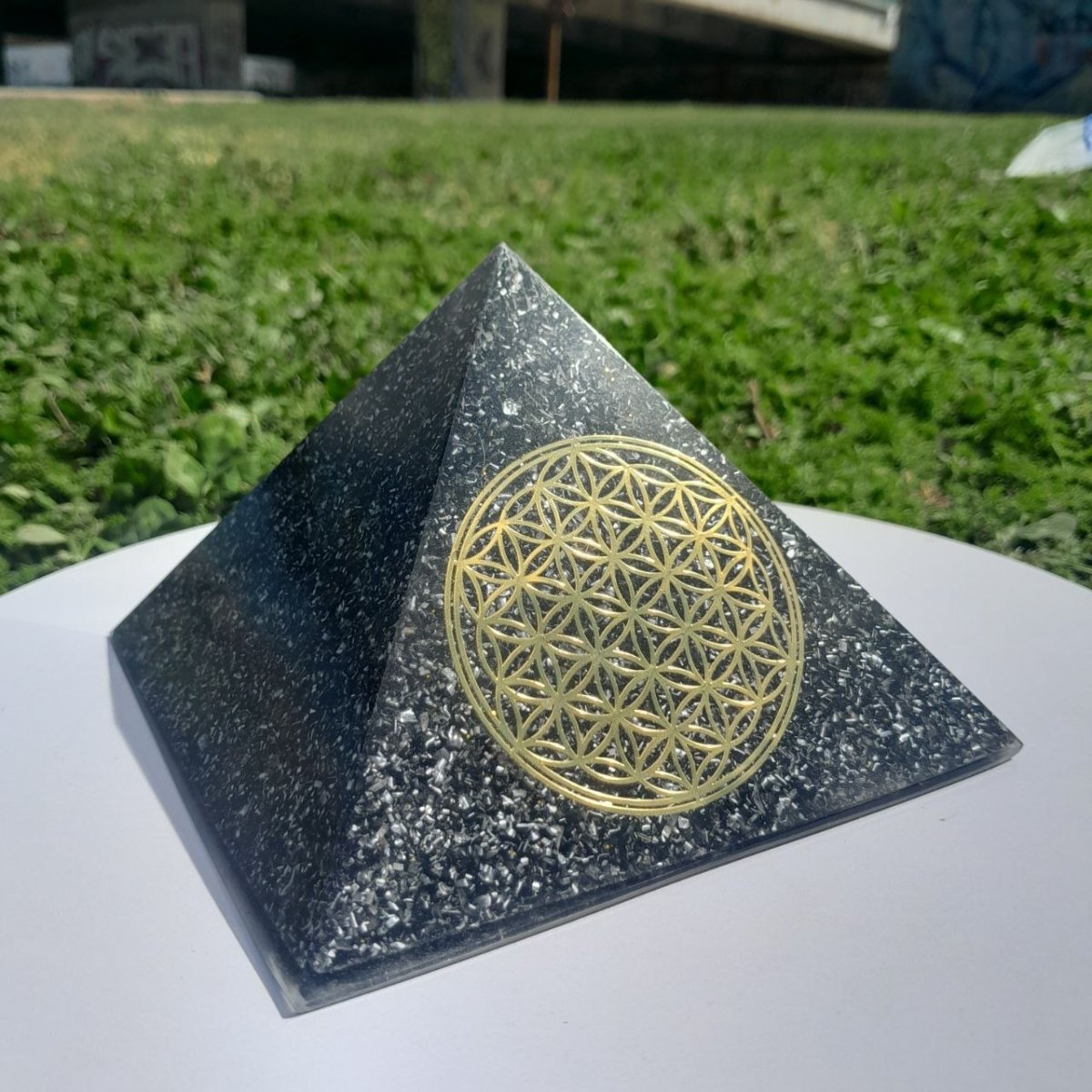 Pirámide Orgonita Flor de la Vida con Shungita - 140mm de Base - Mundo Orgon LTD